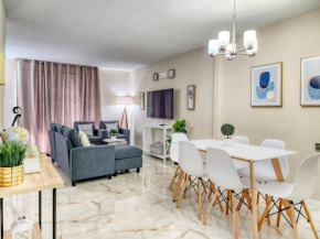 Braeswood 1 close to NRG, Medical Center, with 1 King and 2 Queen Beds, Pet friendly